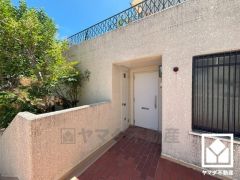 シンプルで洗練された玄関デザイン。帰るたびにホッとできる、心地よい住まいの入り口。全戸・全室独立設計で広々としており、採光や眺望にも配慮されたマンションです。