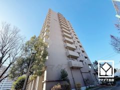 リビングに約6帖の和室が隣接しており、一体利用も可能です。子どもの遊び場、お昼寝スペース、時には書斎にも。和室があると、暮らしの幅がぐんと広がる。