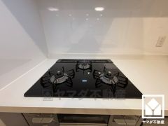 家族のごはん作りがはかどる。同時調理ができる3口コンロ付き。