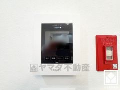 突然の来訪時でも安心なモニター付きインターホンを完備。お留守番中のお子様でも簡単に来訪者の確認ができます。