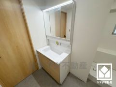 収納付きでスッキリお使い頂ける3面鏡の洗面台です。洗面ボウルが広めなので、忙しい朝でも身支度がしやすく時短になります。