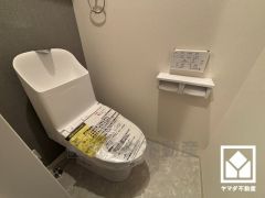明るく清潔感溢れるトイレです。2連トイレットペーパーホルダーなのでお取替えの手間が軽減できます。