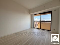 約6帖の洋室です。バルコニーにつながるお部屋で、通風・陽当たり良好。