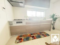 キッチンは空間を有効活用できる壁付けタイプ。窓がございますので、昼間は手元が明るく、お料理がはかどります。