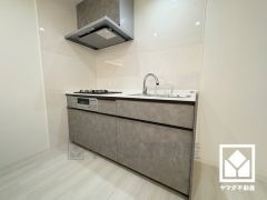 キッチンは空間を有効活用できる壁付けタイプ。換気効率が高くお手入れもしやすいレンジフードを完備。スッキリとしたスタイリッシュなデザインも魅力の一つです。