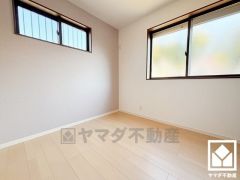 大きな窓からは明るい光が降り注ぎます。柔らかな光が差し込むお部屋で、快適で落ち着いた生活をお送りいただけます。