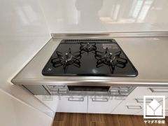 家族のごはん作りがはかどる。同時調理ができる3口コンロ付き。