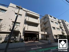 複合遊具やすべり台、ゆったりとした広場などがある「東甲子園公園」が道を挟んで南側にあり、子育て世帯の方にもお勧めです。植栽豊かな公園で、四季折々のお花も楽しめます。