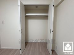 お洋服はもちろん、スーツケースなどの大物もしっかり収納できます。