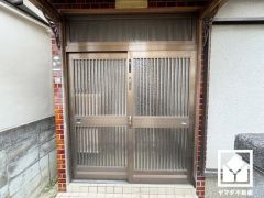 格子戸や欄間の窓から光が差し込み、外出時にも帰宅時にも、明るい気持ちになれる玄関です。