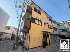 東側通路・南側道路・西側は駐車場で三方に家がなく開けており、開放感のある立地。陽当たり・風通しも大変良好です。