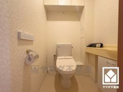 明るく清潔感溢れるトイレです。