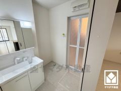 収納豊富でスッキリお使い頂ける3面鏡の洗面台です。洗面ボウルが広めなので、忙しい朝でも身支度がしやすく時短になります。