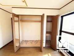 鏡付きのクローゼットで、着替えやコーディネートのチェックがしやすく部屋が散らかりにくくなります。3階は全室鏡がございます。