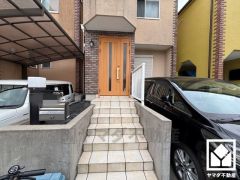 玄関は親子ドアで大きく開くため、ベビーカーでの出入りも楽々です。