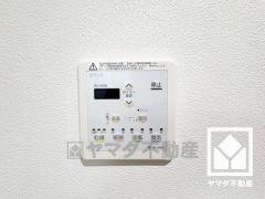 浴室暖房乾燥機付き。真冬の寒い浴室を暖かく、また雨の日の洗濯物の乾燥にと多用途に活躍する機能です。