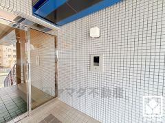 エントランスから始まる、快適な暮らし。オートロック完備の防犯性とデザイン性を両立した、安心の住まい。