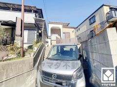 リビングから畳コーナーへは小上がりになっており、空間にメリハリが生まれます。