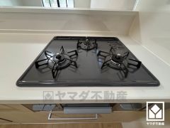 家族のごはん作りがはかどる。同時調理ができる3口コンロ付き。