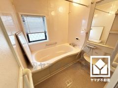 清潔感あふれる空間で、毎日のバスタイムをより快適に。真冬の寒い浴室を暖かく、また雨の日の洗濯物の乾燥にと多用途に活躍する浴室暖房乾燥機付きです。