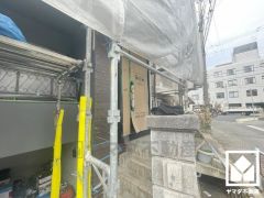 玄関は親子ドアで大きく開くため、ベビーカーでの出入りも楽々です。玄関ドアも新調いたしますので、安心してお住まいいただけます。