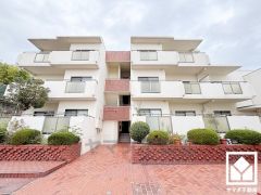 白を基調とした清潔感のある外観。帰るたびに安心感を感じられる佇まい。