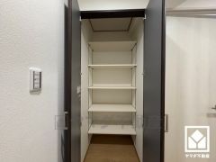 廊下物入やリビングにも収納があり、住空間を広々お使いいただけます。