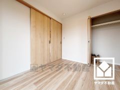 リビングに隣接する続き間で、一体利用も可能です。