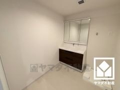 小さなお子様のお風呂上りもこのスペースがあればゆったりとして頂けます。室内洗濯機置場がございますので、天候に左右されず洗濯していただけます。