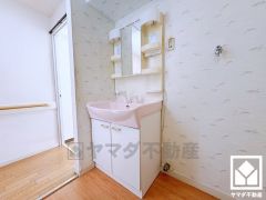 収納豊富でスッキリお使い頂ける洗面台です。洗面ボウルが広めなので、忙しい朝でも身支度がしやすく時短になります。