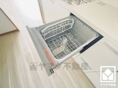 毎日の家事の負担を軽減でき、水道代の節約にもなる食器洗乾燥機付き。