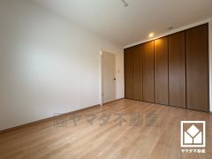 約6.5帖の洋室です。大きなクローゼット付きのお部屋で整理整頓しやすいです。