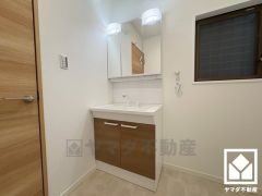 小さなお子様のお風呂上りもこのスペースがあればゆったりとして頂けます。室内洗濯機置場がございますので、天候に左右されず洗濯していただけます。