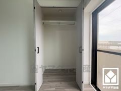 新たに家具を買わなくても良いので、ハンガーパイプ付きのクローゼットは嬉しいですね。