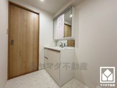 収納付きでスッキリお使い頂ける3面鏡の洗面台です。洗面ボウルが広めなので、忙しい朝でも身支度がしやすく時短になります。