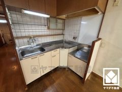 キッチンは空間を有効活用できる壁付けタイプ。L型なので作業動線が最短距離で効率良く動けます。コーナー部分の作業スペースをより広く確保できているのも魅力です。