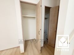 キッチン横手にも収納スペースが2か所ございます。パントリーや日用品の収納は勿論、ハンガーパイプ付きでファミリークローゼットとしてもご利用いただけます。