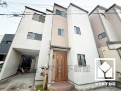 浴室暖房乾燥機付き。真冬の寒い浴室を暖かく、また雨の日の洗濯物の乾燥にと多用途に活躍する機能です。