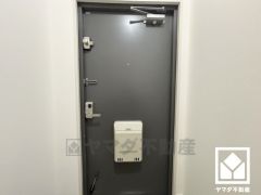 玄関ドアは防犯性に優れたダブルロックドアです。