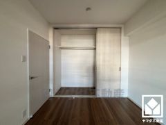 新たに家具を買わなくても良いので、ハンガーパイプ付きのクローゼットは嬉しいですね。