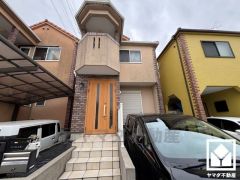 約6帖の和室がリビングに隣接しており、一体利用も可能です。子どもの遊び場、お昼寝スペース、家族のくつろぎ空間にも。和室があると、暮らしの幅がぐんと広がる。