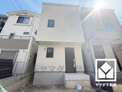 収納付きでスッキリお使い頂ける3面鏡の洗面台がございます。洗面ボウルが広めなので、忙しい朝でも身支度がしやすく時短になります。