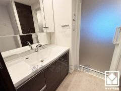 収納付きでスッキリお使い頂ける3面鏡の洗面台です。ワイドなカウンターで、忙しい朝でも身支度がしやすく時短になります。