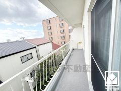 5階建て4階部分で海まで望めるお部屋です。開放感あふれる眺望と利便性が融合した住まい──穏やかな毎日をここから。