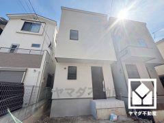 プライバシー・採光に配慮された広々19.5帖の2階リビングです。家族全員がリラックスできる、ゆったりとした快適リビングで温かい団らんの時間を。