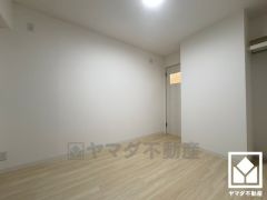 オープンクローゼット付きのおしゃれな洋室で、リラックスしたひとときを過ごせます。