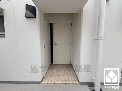 シンプルで洗練された玄関デザイン。帰るたびにホッとできる、心地よい住まいの入り口。