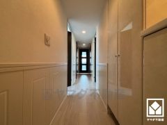 シンプルで洗練された玄関スペース。帰るたびにホッとできる、心地よい住まいの入り口。