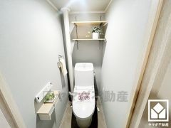 明るく清潔感溢れるトイレです。トイレットペーパーのストックや消耗品置き場、小物置きなどとしてもお使いいただける棚がございます。