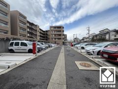 敷地内に駐車場を完備（月額12500円～17000円）。重い荷物や雨の日の移動もスムーズで、快適なカーライフを実現。空き状況等は弊社スタッフまでお気軽にお問い合わせください。
